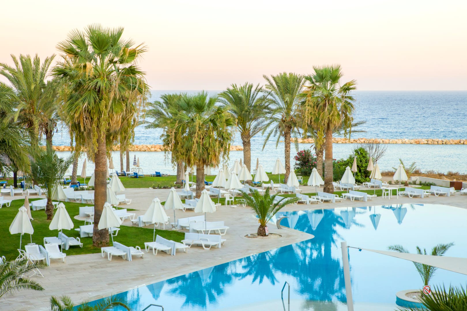 Venus Beach Hotel dvorište.jpg