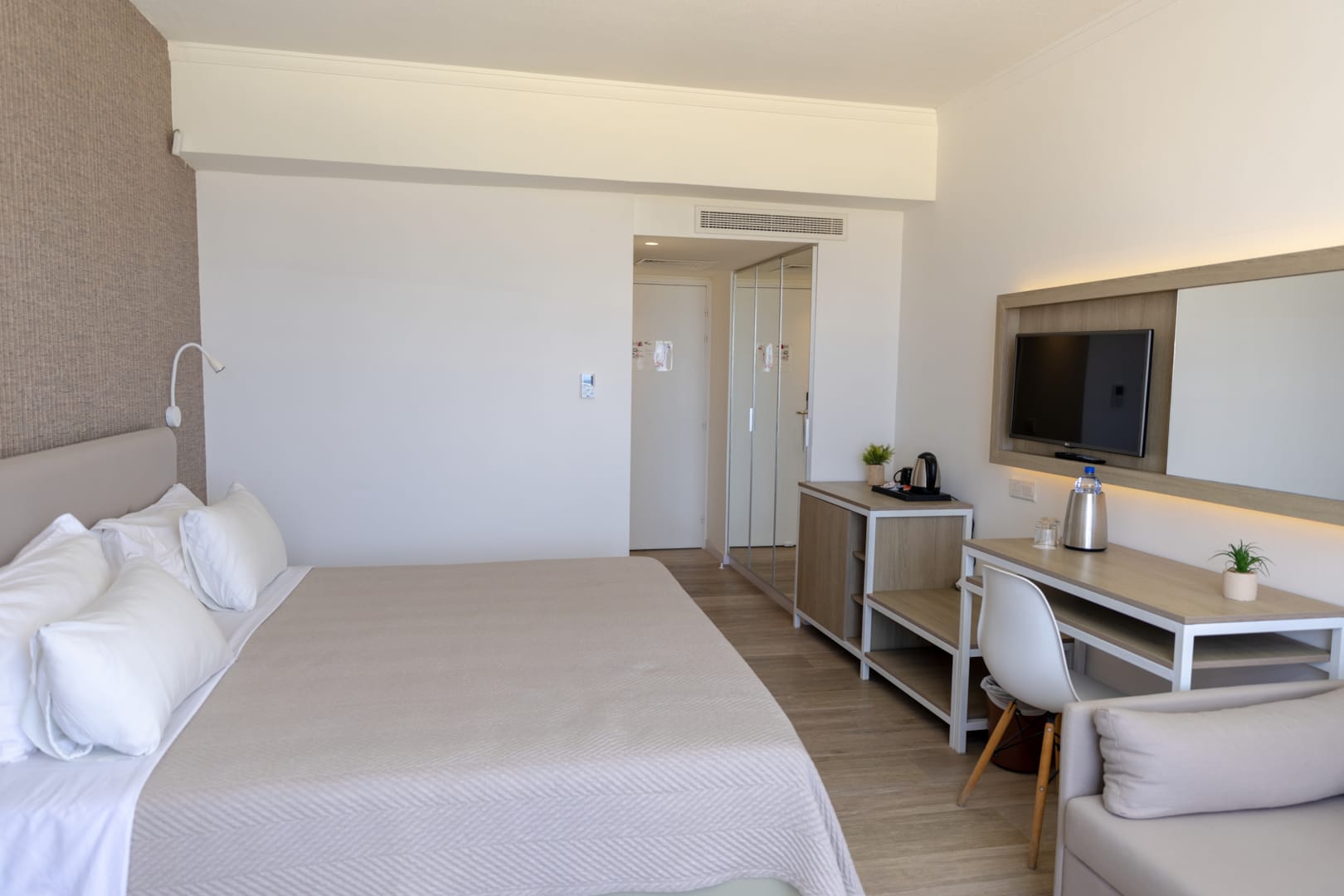 Venus Beach Hotel superior soba.jpg