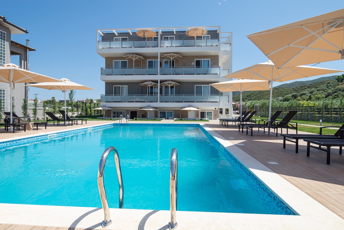 Astra Sarti Luxury Suites bazen.jpeg