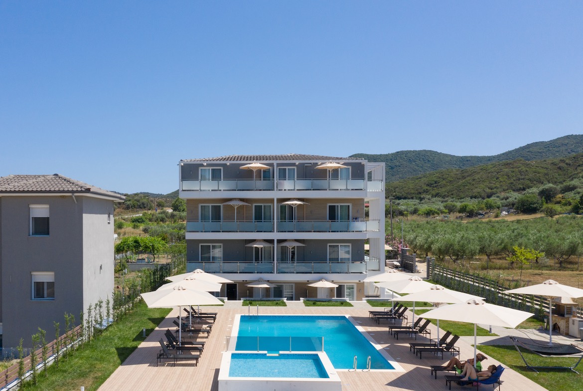 Astra Sarti Luxury Suites dvorište.jpeg
