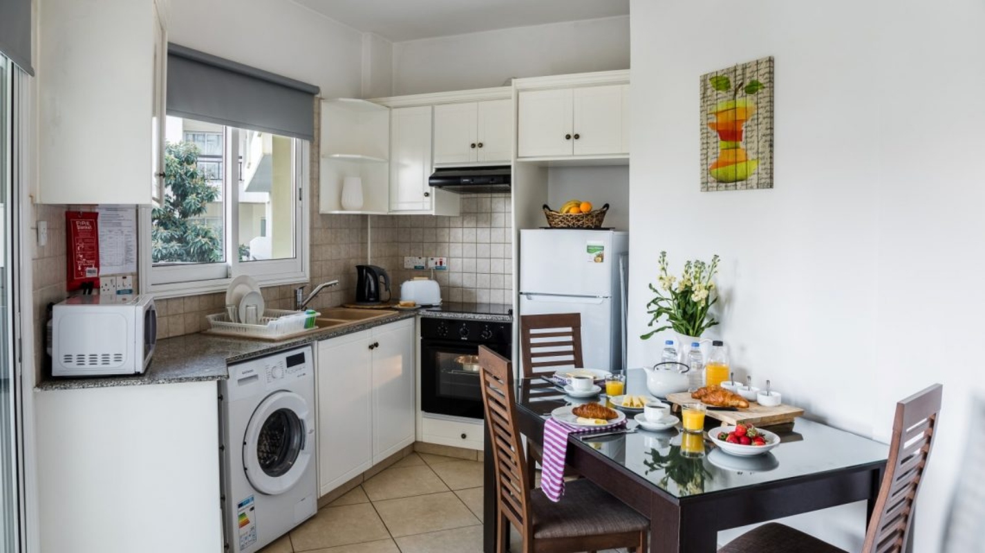 Artemis Cynthia Hotel kuhinja apartmana.jpg