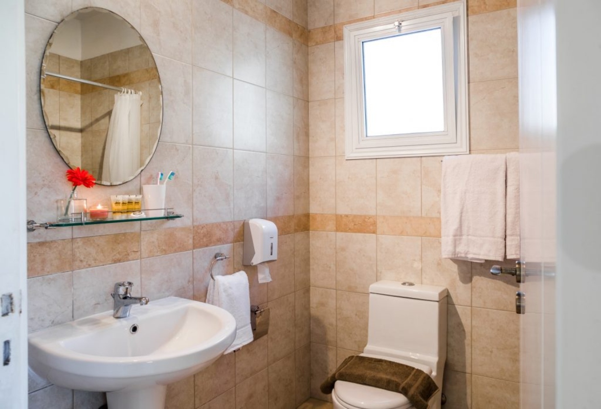 Artemis Cynthia Hotel kupatilo.jpg