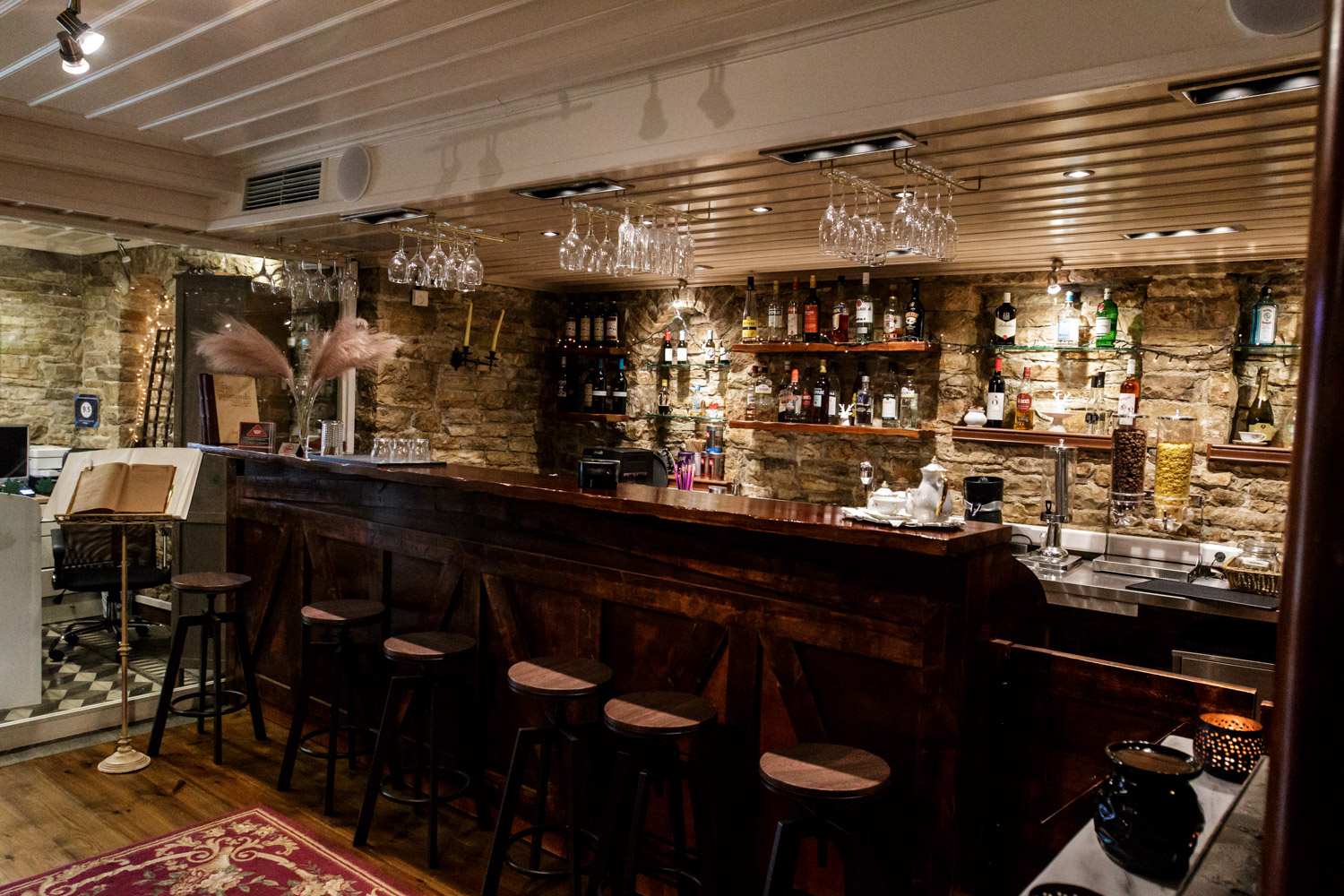 Primoula Country Hotel & Spa bar.jpg
