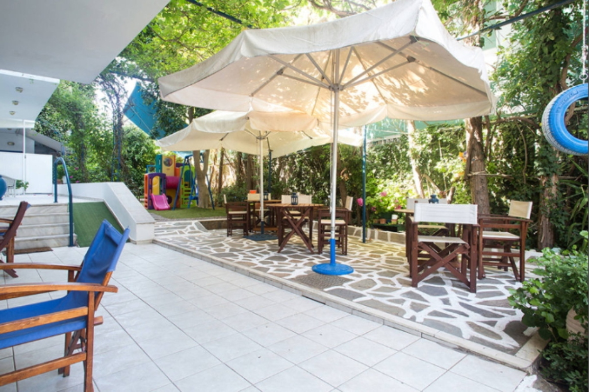 Daphne’s Club Hotel Apartments bašta.jpg