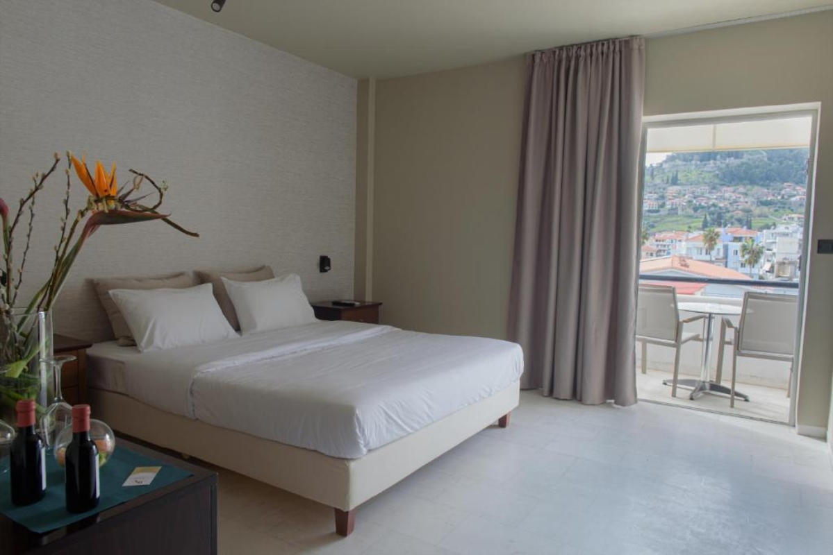 Nafpaktos hotel dvokrevetna soba.jpg