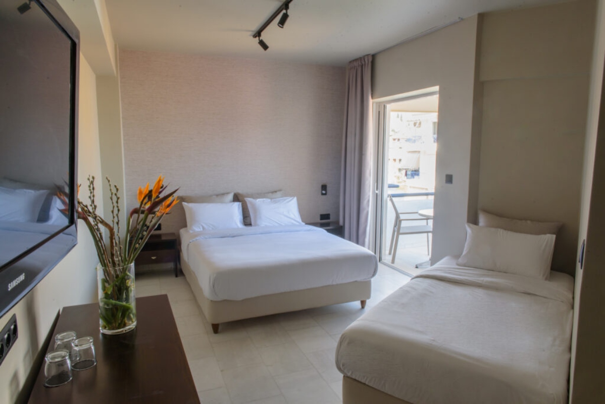 Nafpaktos hotel trokrevetna soba.jpg