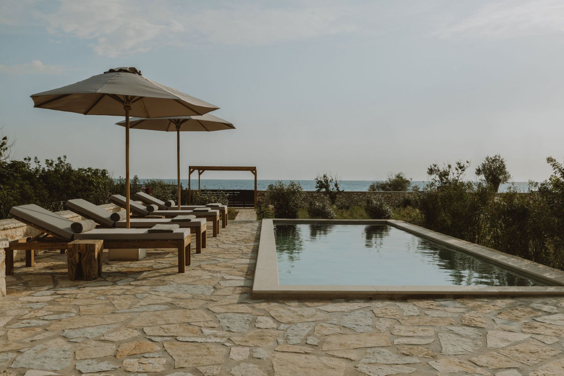 Nama Seaside Villas Superior vila balkon sa bazenom.jpg