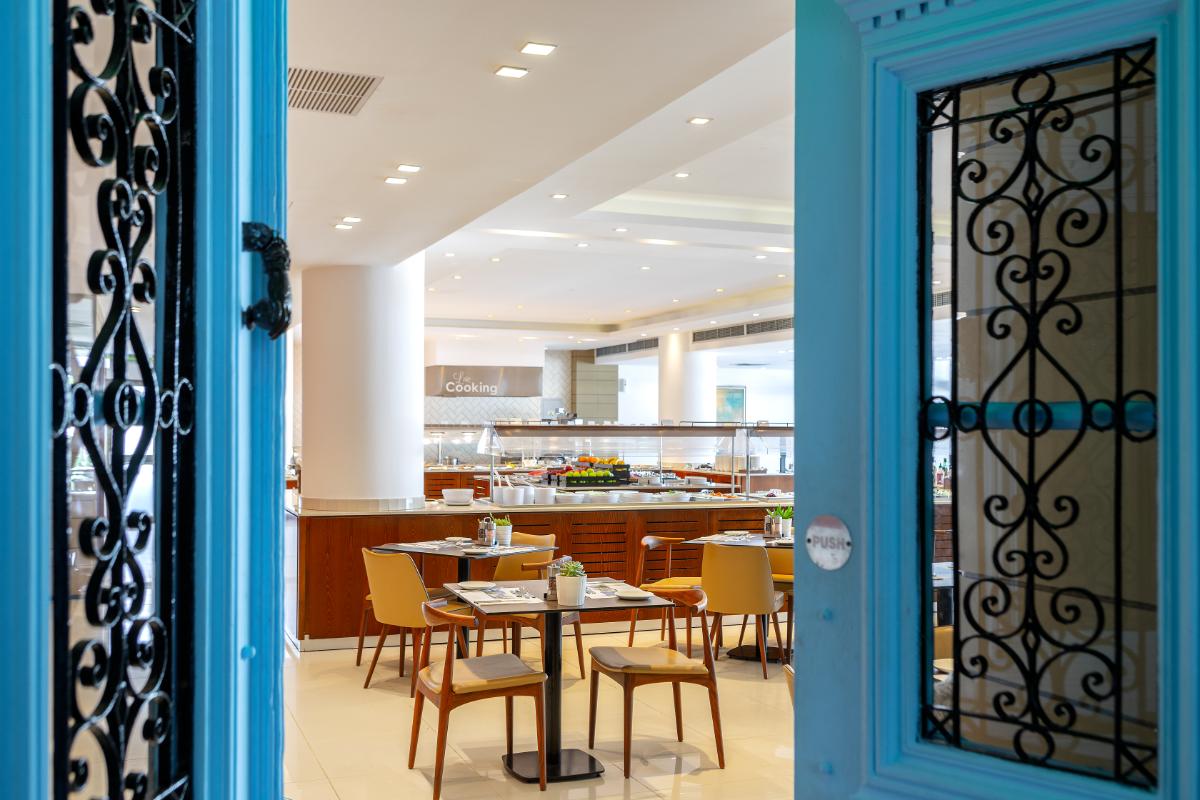 Crystal Spring Beach Hotel izgled restorana.jpg