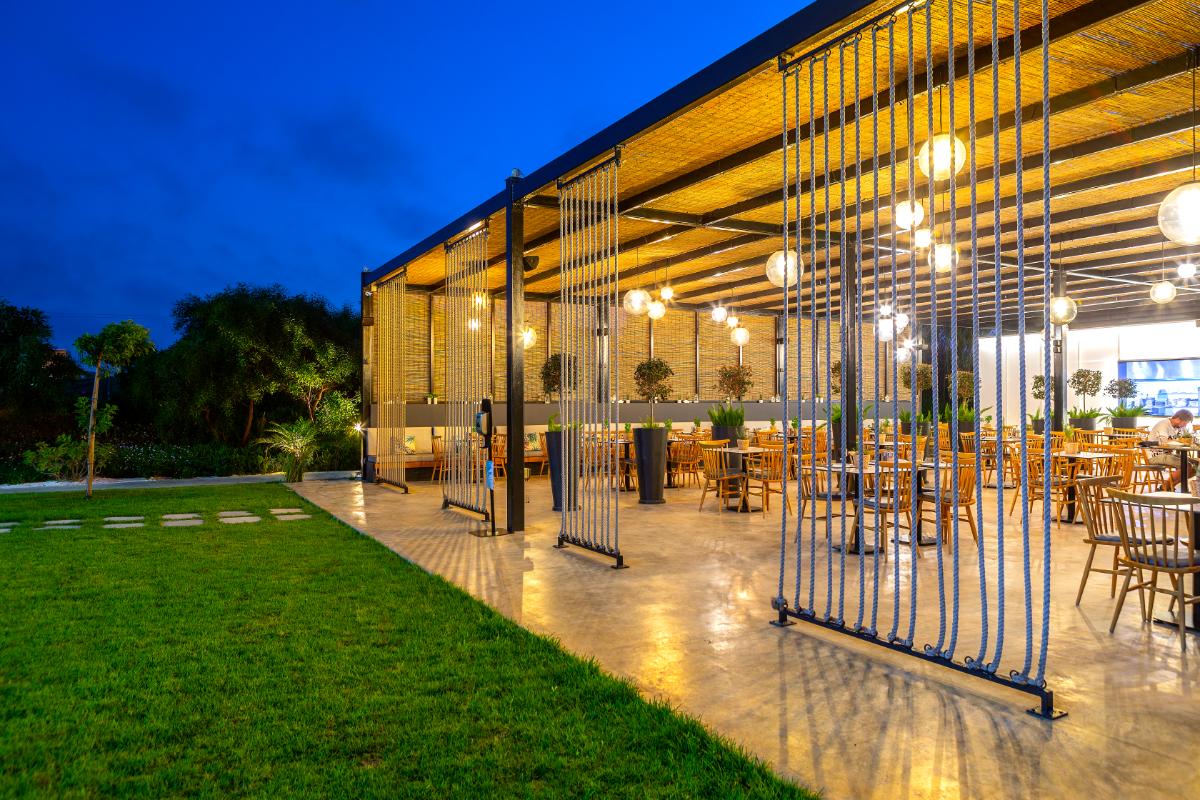Crystal Spring Beach Hotel restoran na otvorenom.jpg