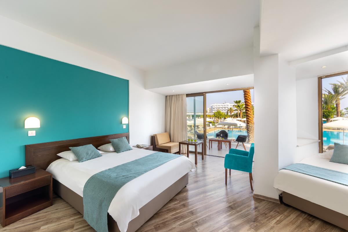 Crystal Spring Beach Hotel superior soba.jpg