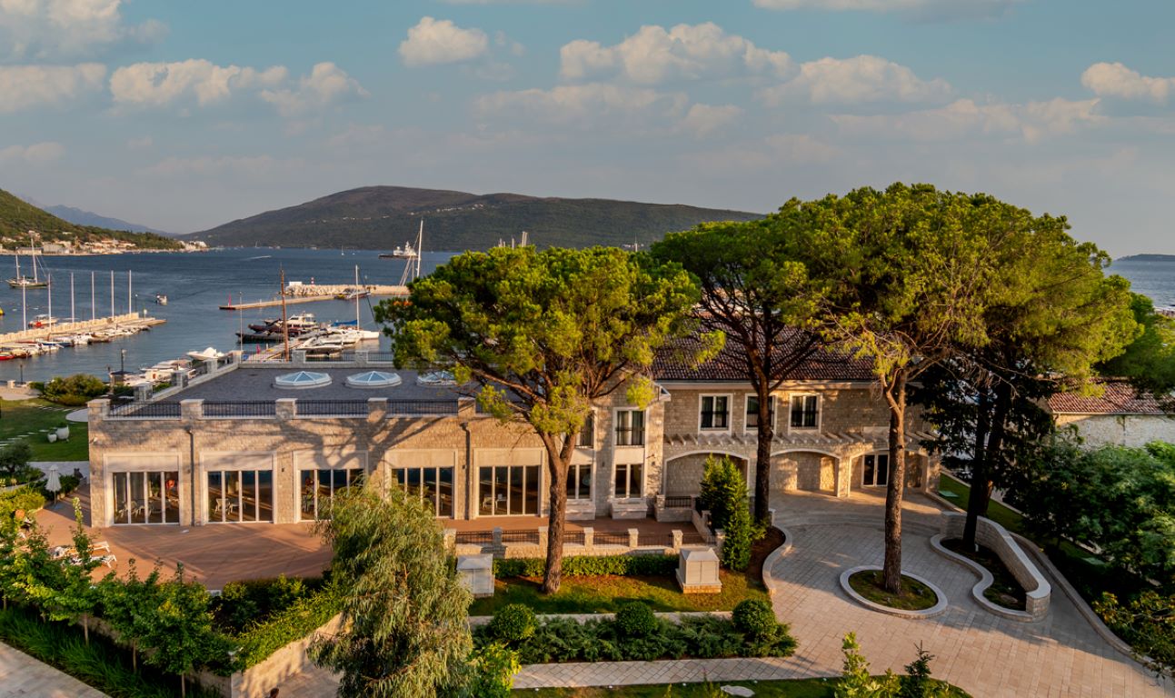 Lazure Hotel and Marina-Istorijska zgrada.jpg
