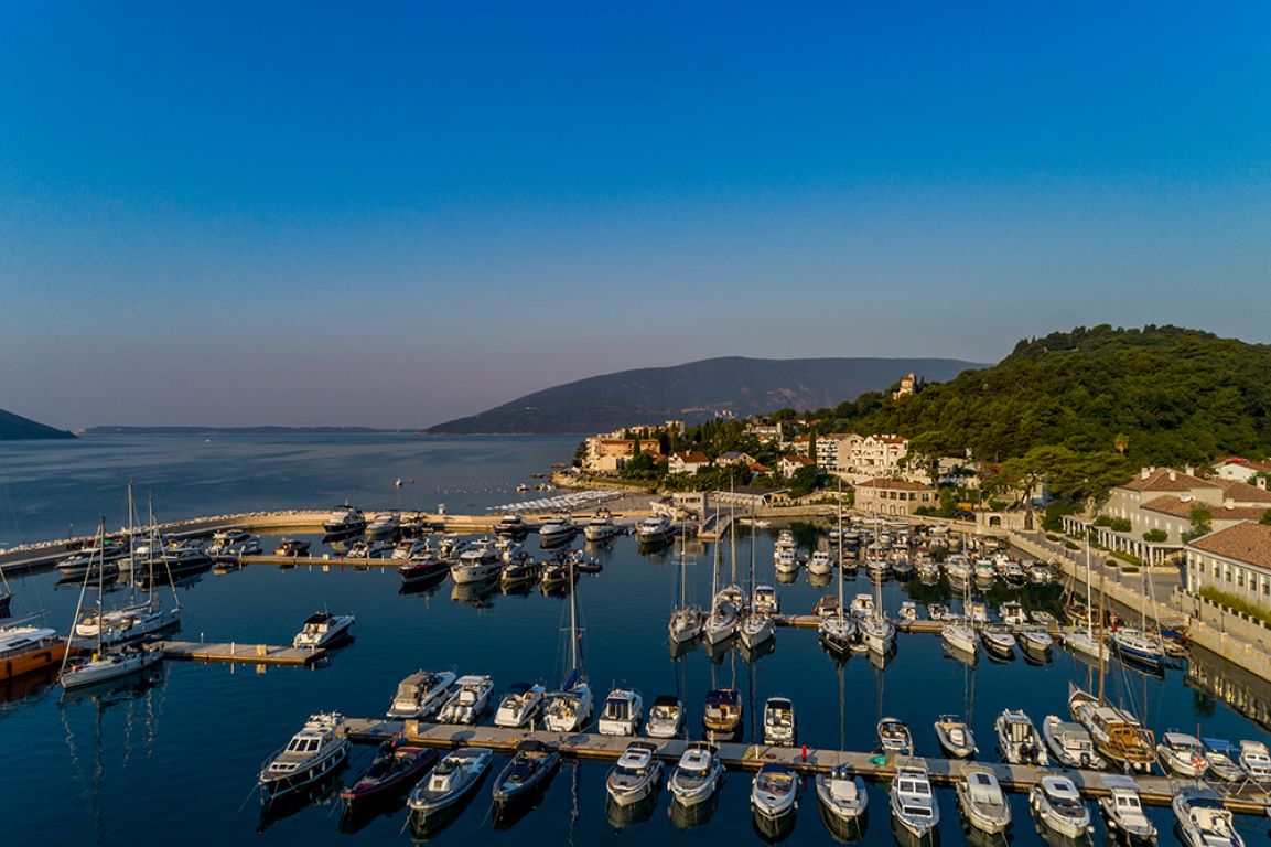 Lazute Hotel and Marina-Marina za jahte.jpg