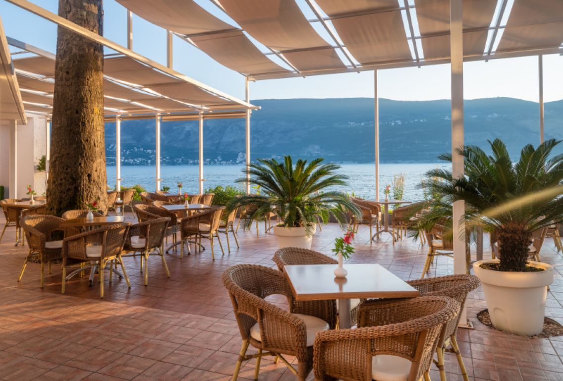 Hunguest Sun Resort-Terasa bara.jpg