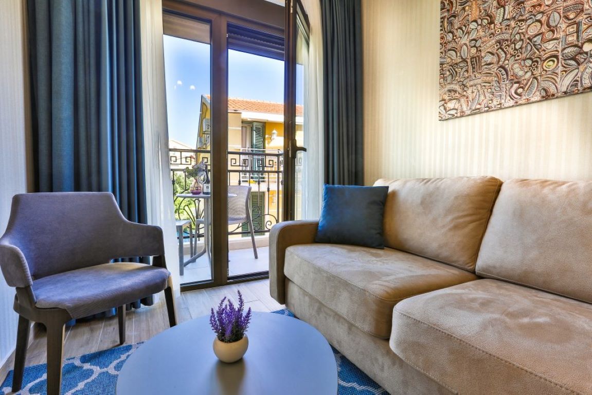 Hotel Harmony by Aycon-Apartman sa balkonom.jpg