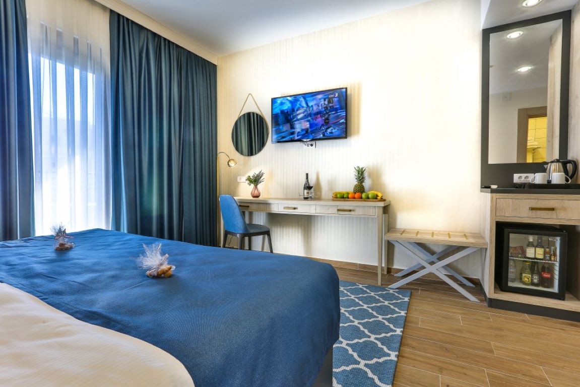 Hotel Harmony by Aycon-Standardna soba pogled bazen.jpg