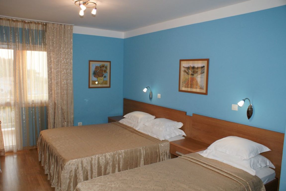 WGrand Hotel-Trokrevetna soba.jpg