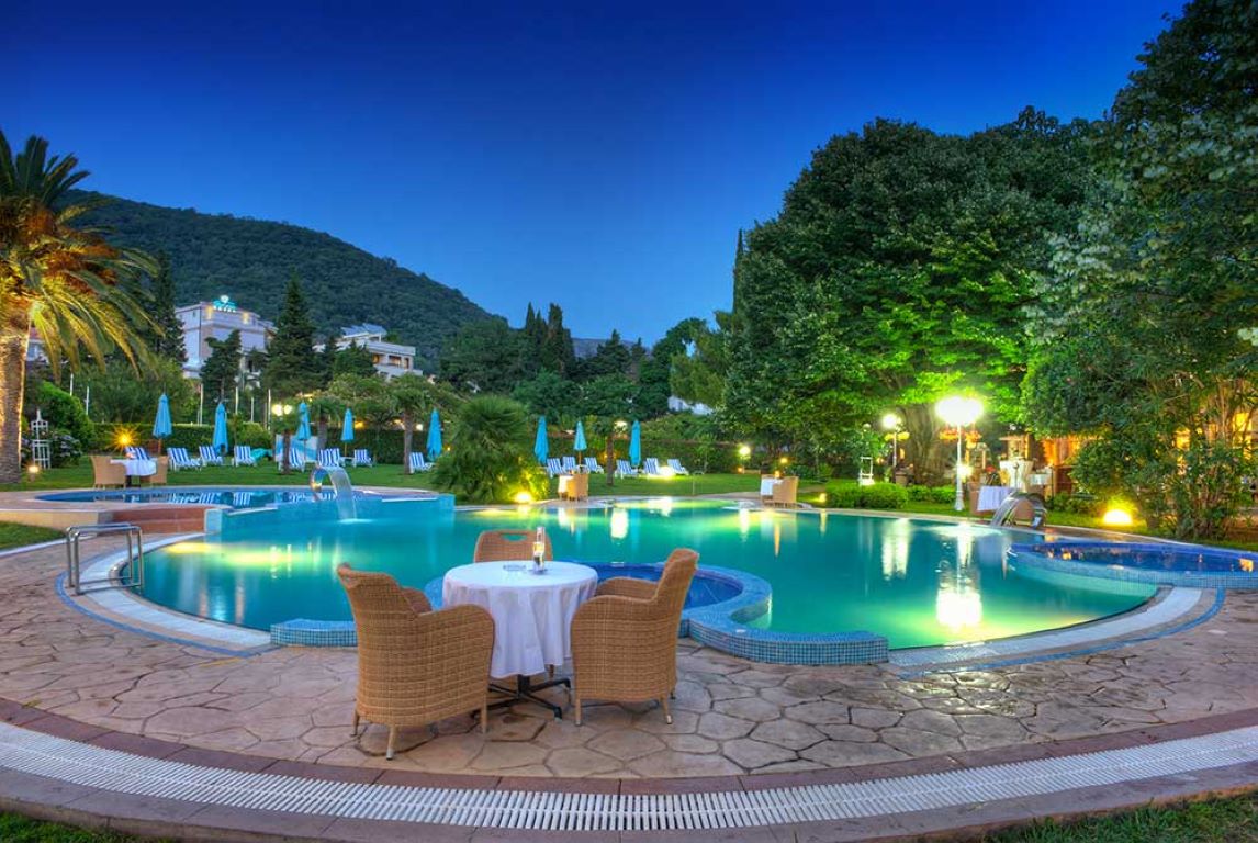 Hotel RIvijera-Bazeni nocu.jpg