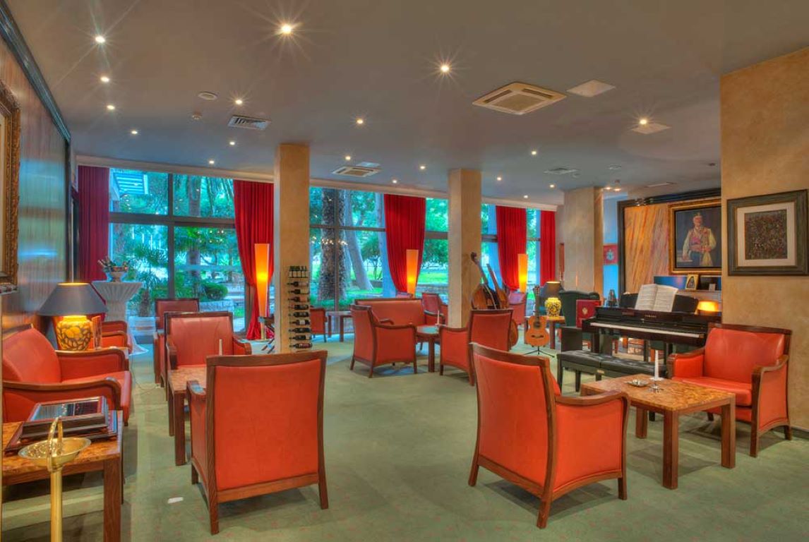 Rivijera Hotel-Lobby.jpg