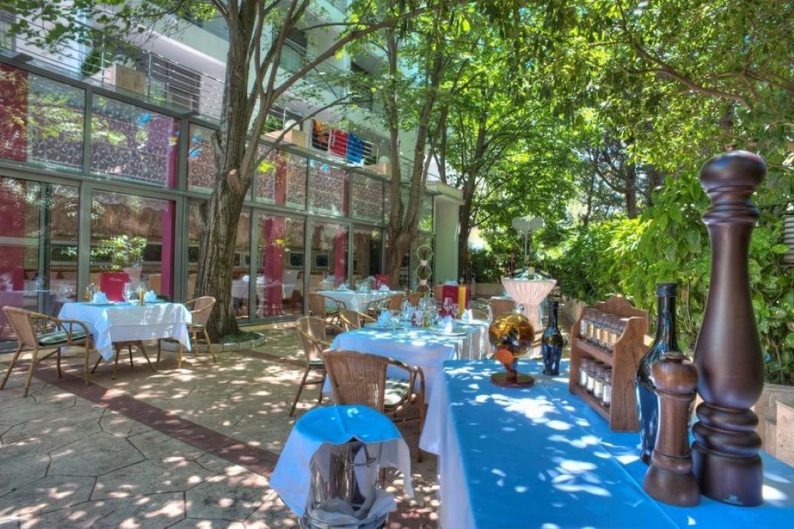Rivijera Hotel-Terasa restorana.jpg