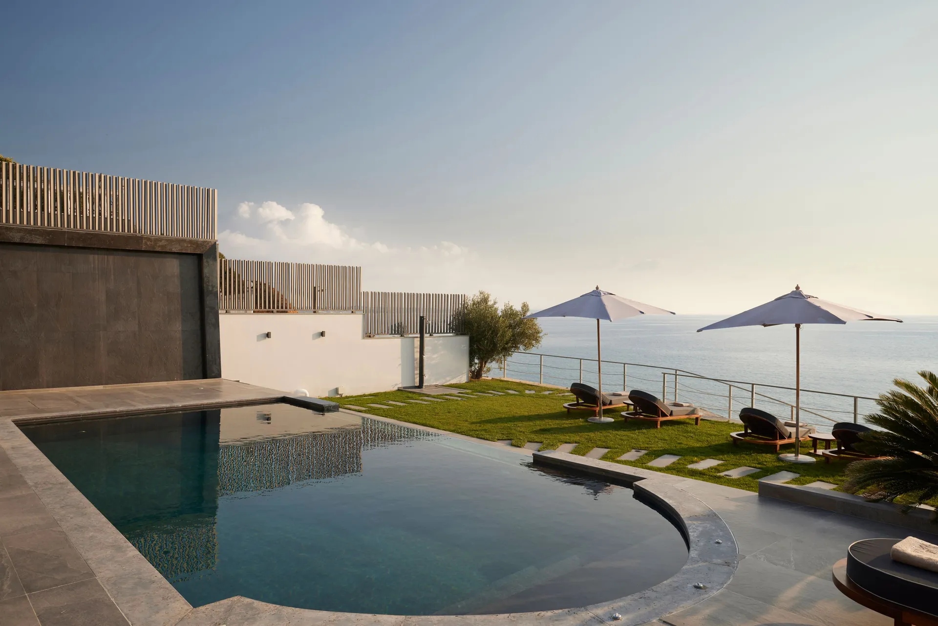 Villa OMNIA - Luxury Bound on Earth bazen.jpg