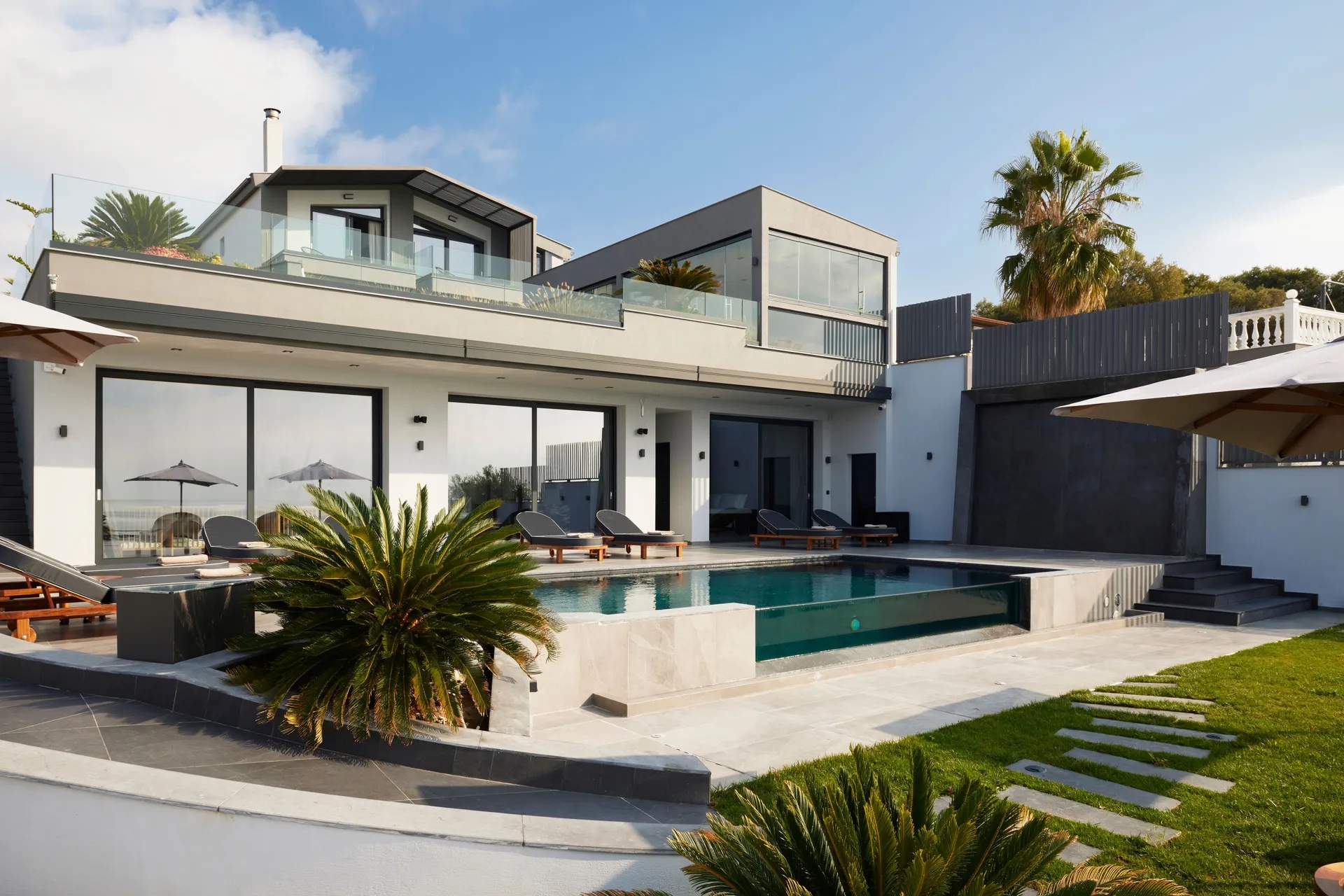 Villa OMNIA - Luxury Bound on Earth glavna zgrada.jpg