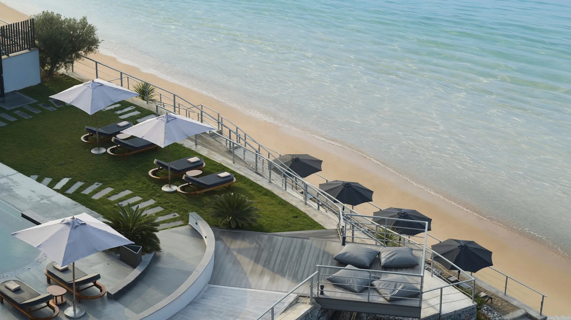 Villa OMNIA - Luxury Bound on Earth plaža.jpg