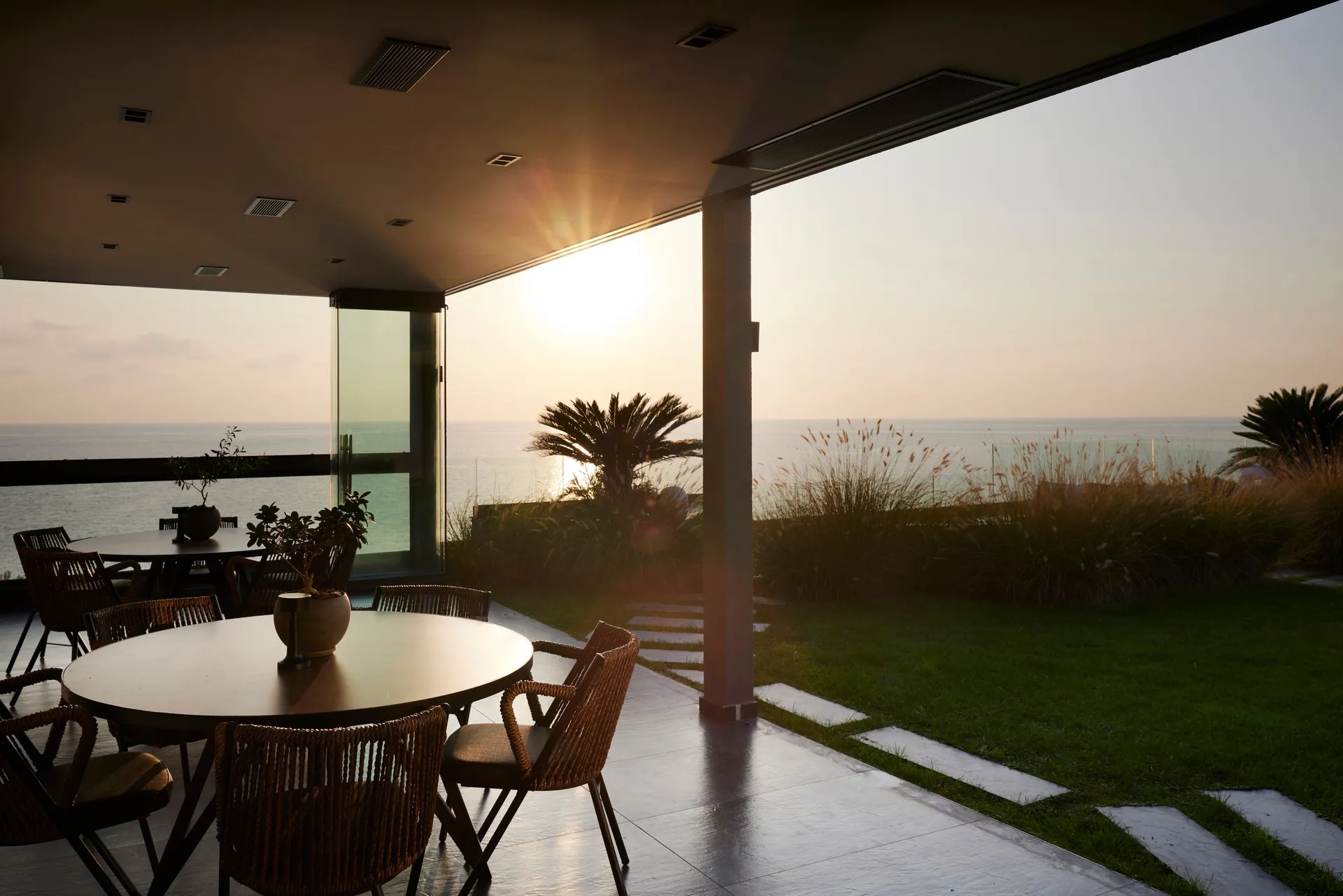 Villa OMNIA - Luxury Bound on Earth terasa.jpg