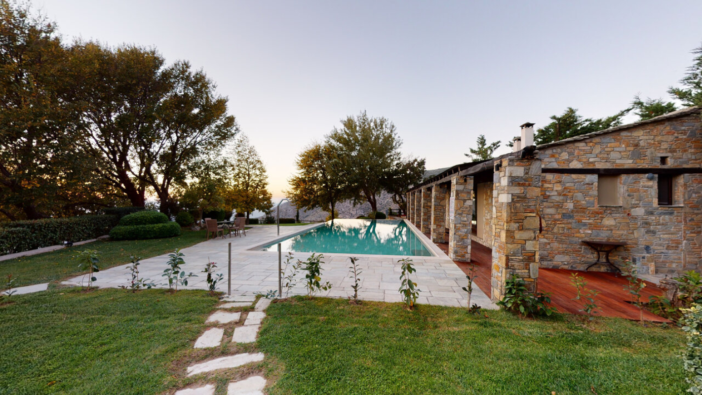 Valeni Boutique Hotel bazen executive apartmana.jpg