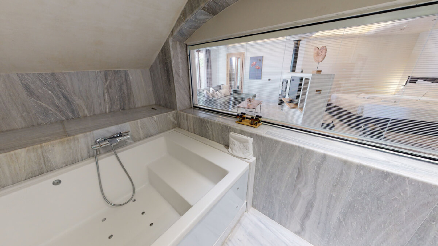 Valeni Boutique Hotel kupatilo grand apartmana.jpg