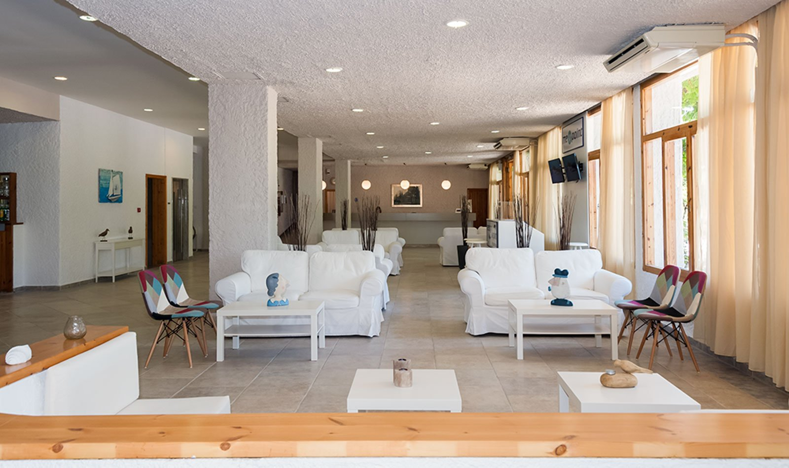 The Grove Seaside hotel lobi.jpg