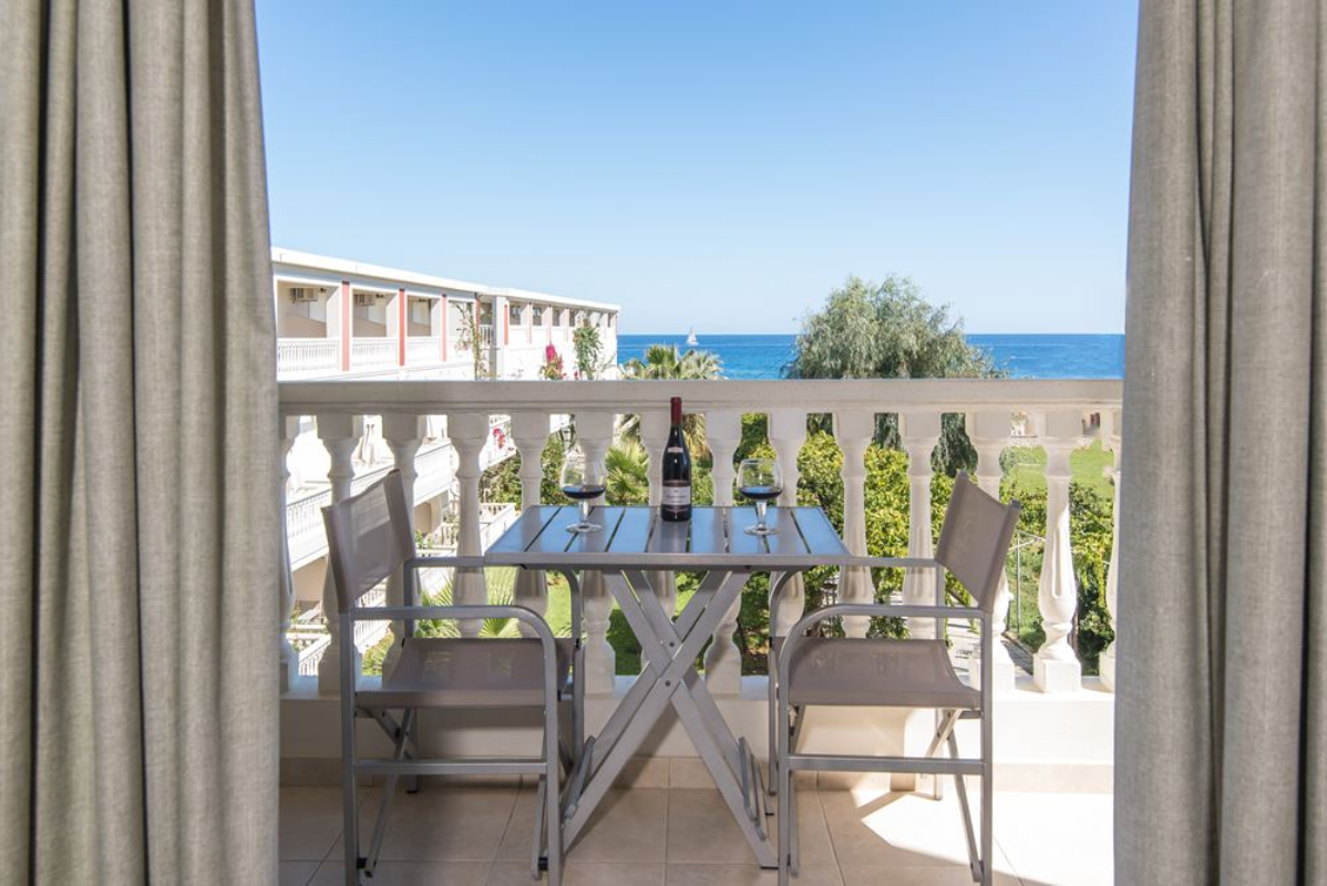 Belussi Beach Hotel & Suites balkon.jpg