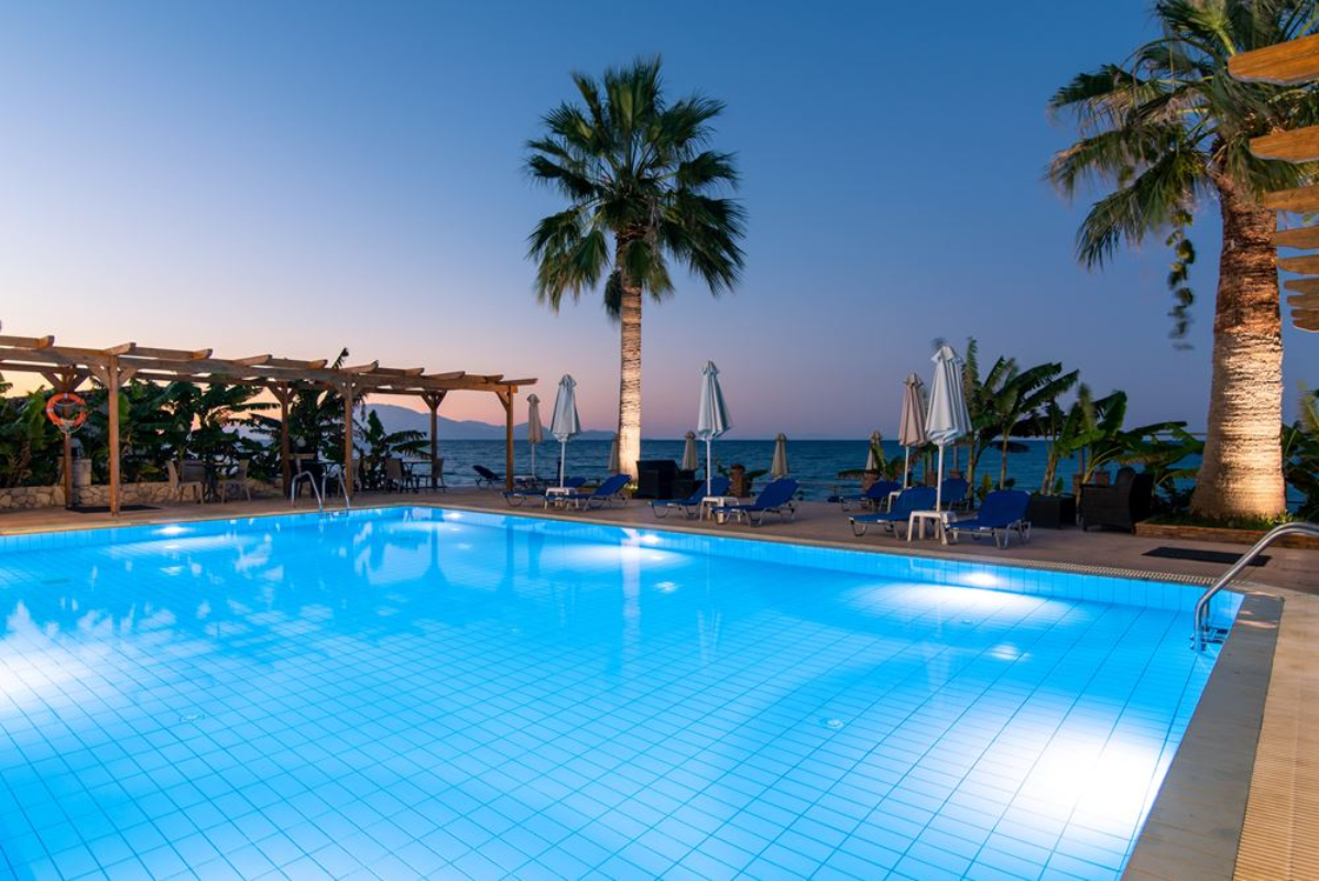 Belussi Beach Hotel & Suites bazen.jpg
