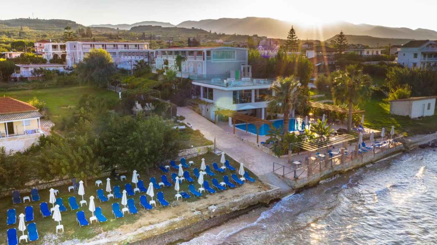 Belussi Beach Hotel & Suites plaža.jpg