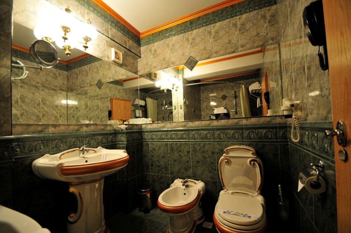 Ambassador Hotel-Kupatilo u apartmanu.jpg