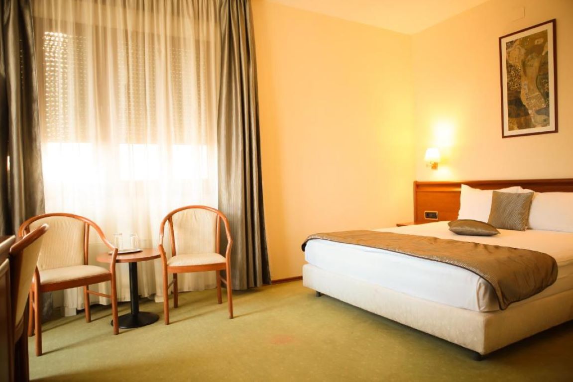 Savoy Hotel-Dvokrevetna soba sa balkonom.jpg