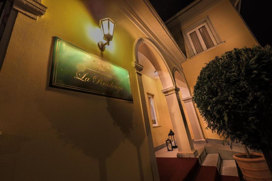 Hotel La Residenza-Ulaz u hotela.jpg