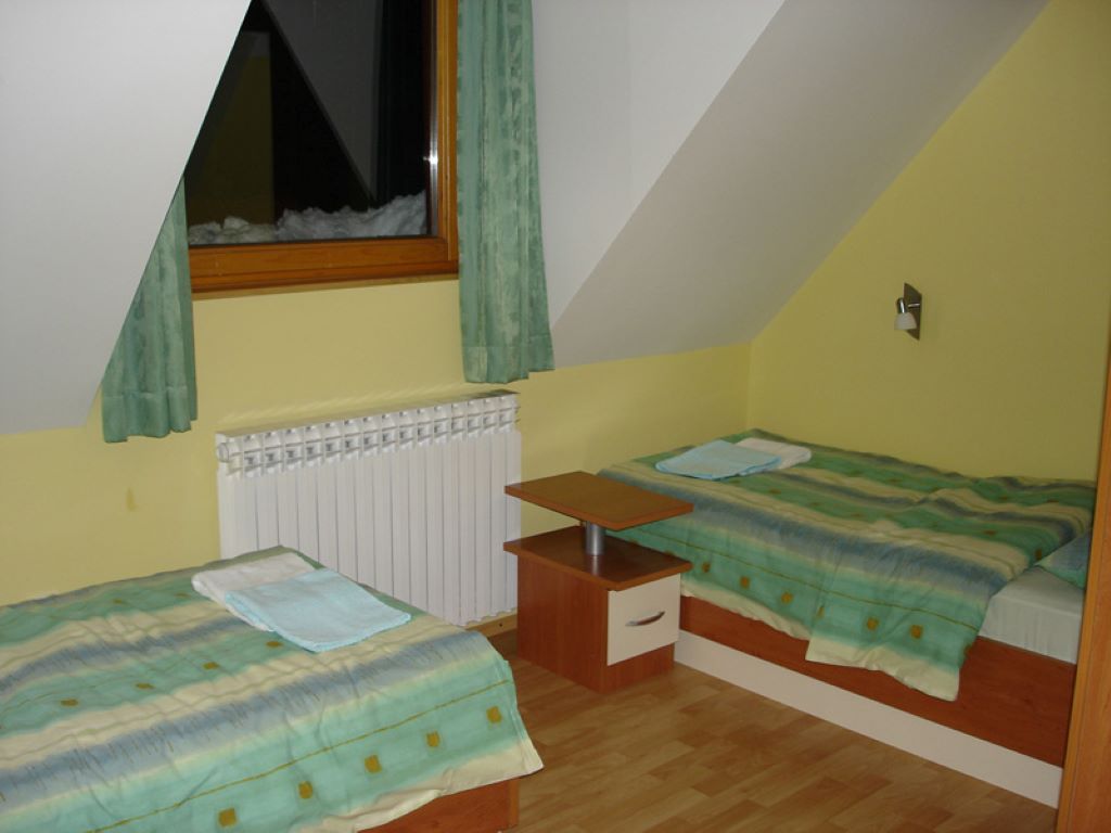 Hotel San-Cetvorokrevetna soba.jpg