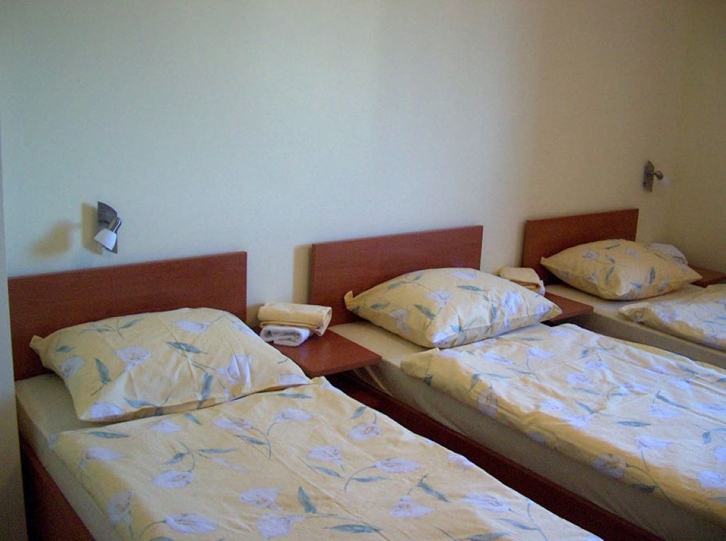 San Hotel-Trokrevetna soba.jpg