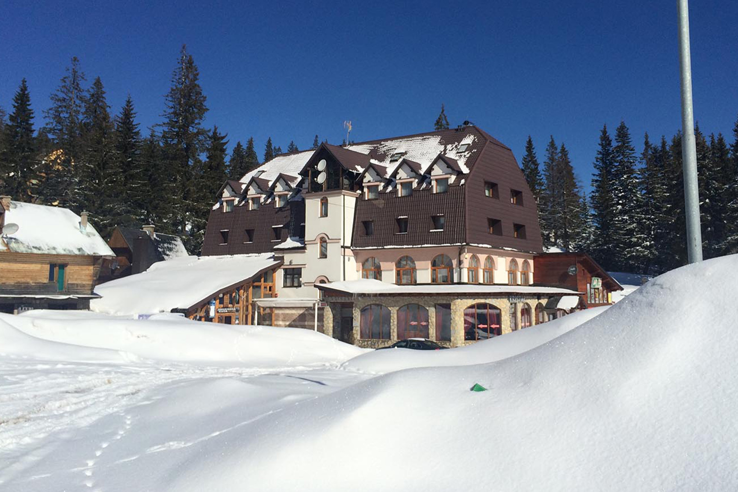 Hotel Kristal-Prilaz hotelu.jpg