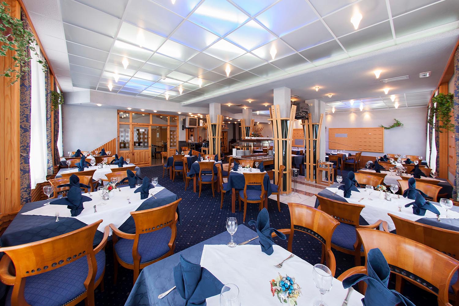 Kristal Hotel-Glavni restoran.jpg