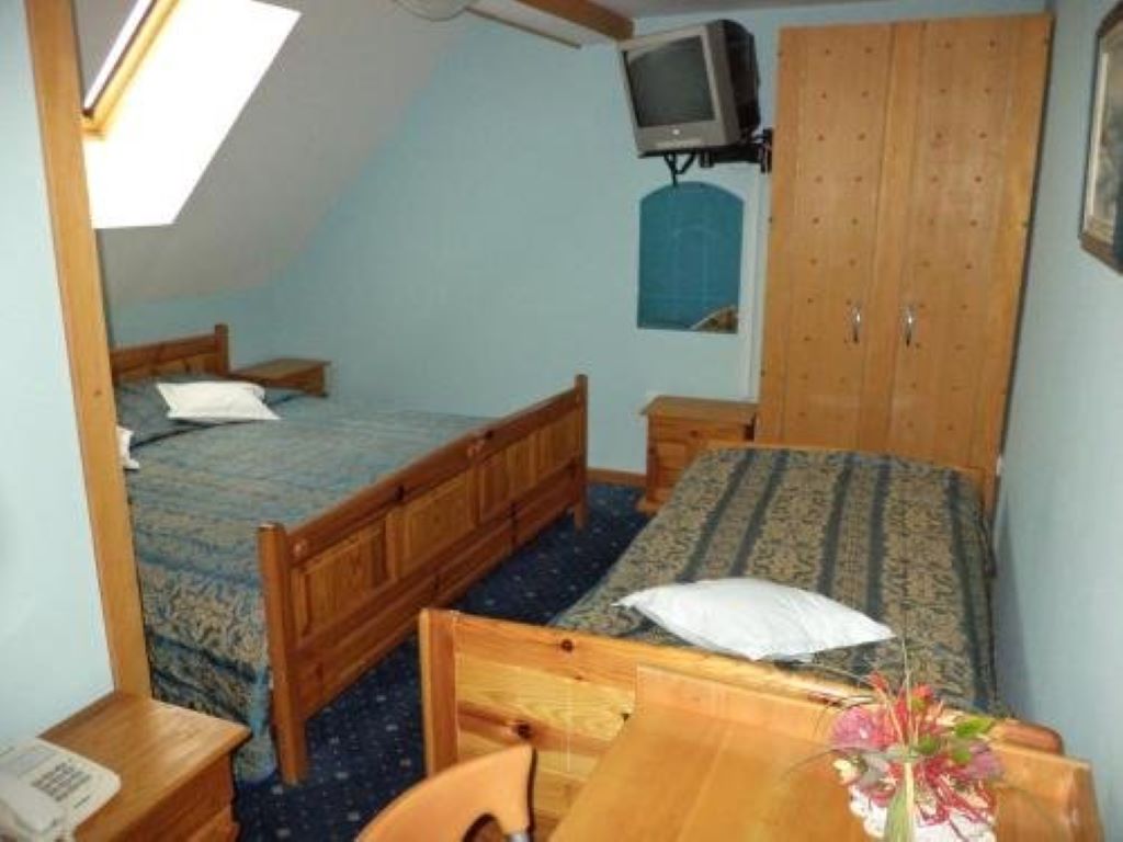 Kristal Hotel-Trokrevetna soba.jpg