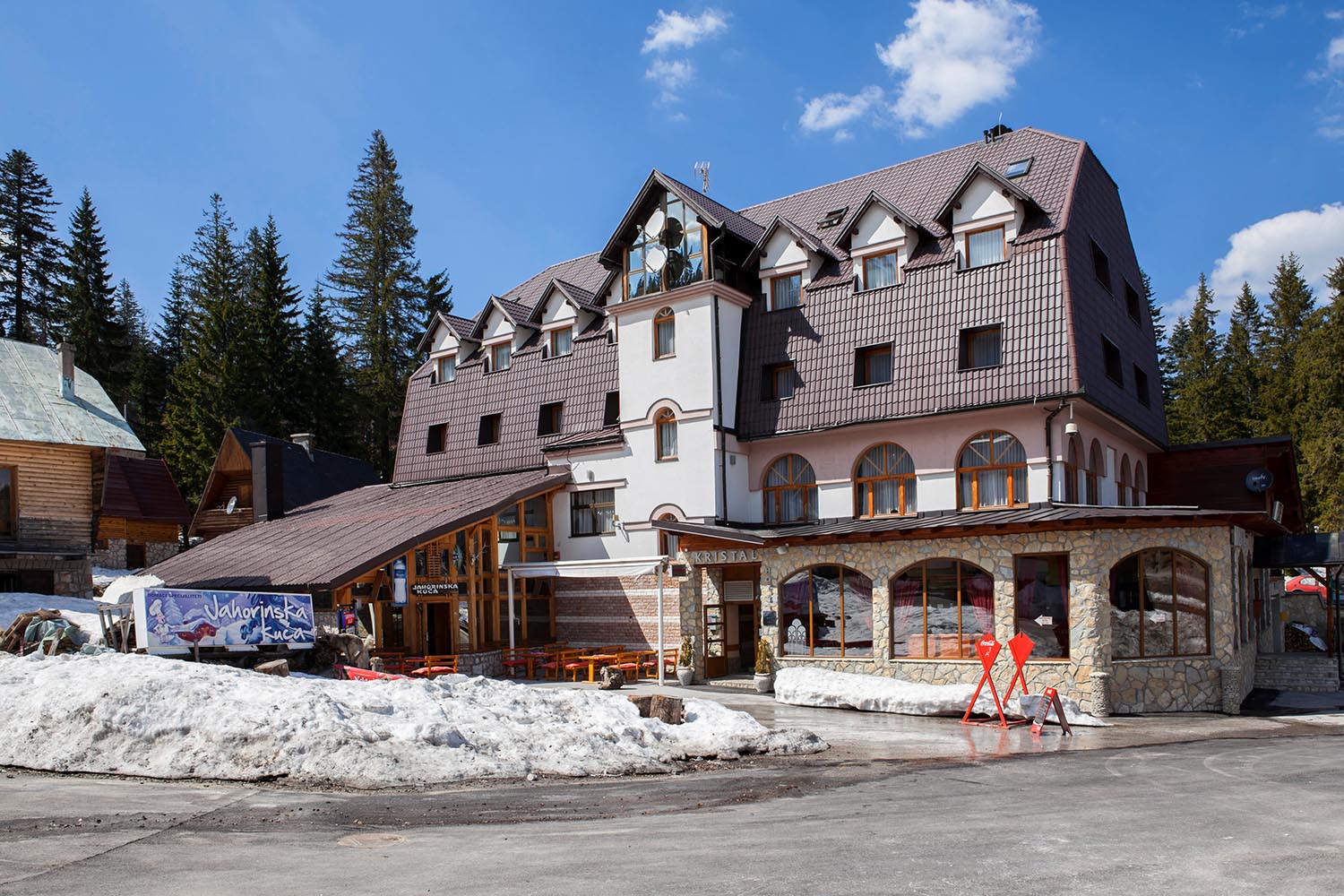 Kristal Hotel-Zgrada hotela.jpg