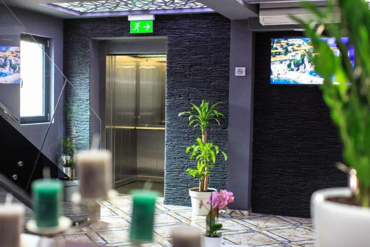 Premier hotel lift.jpg