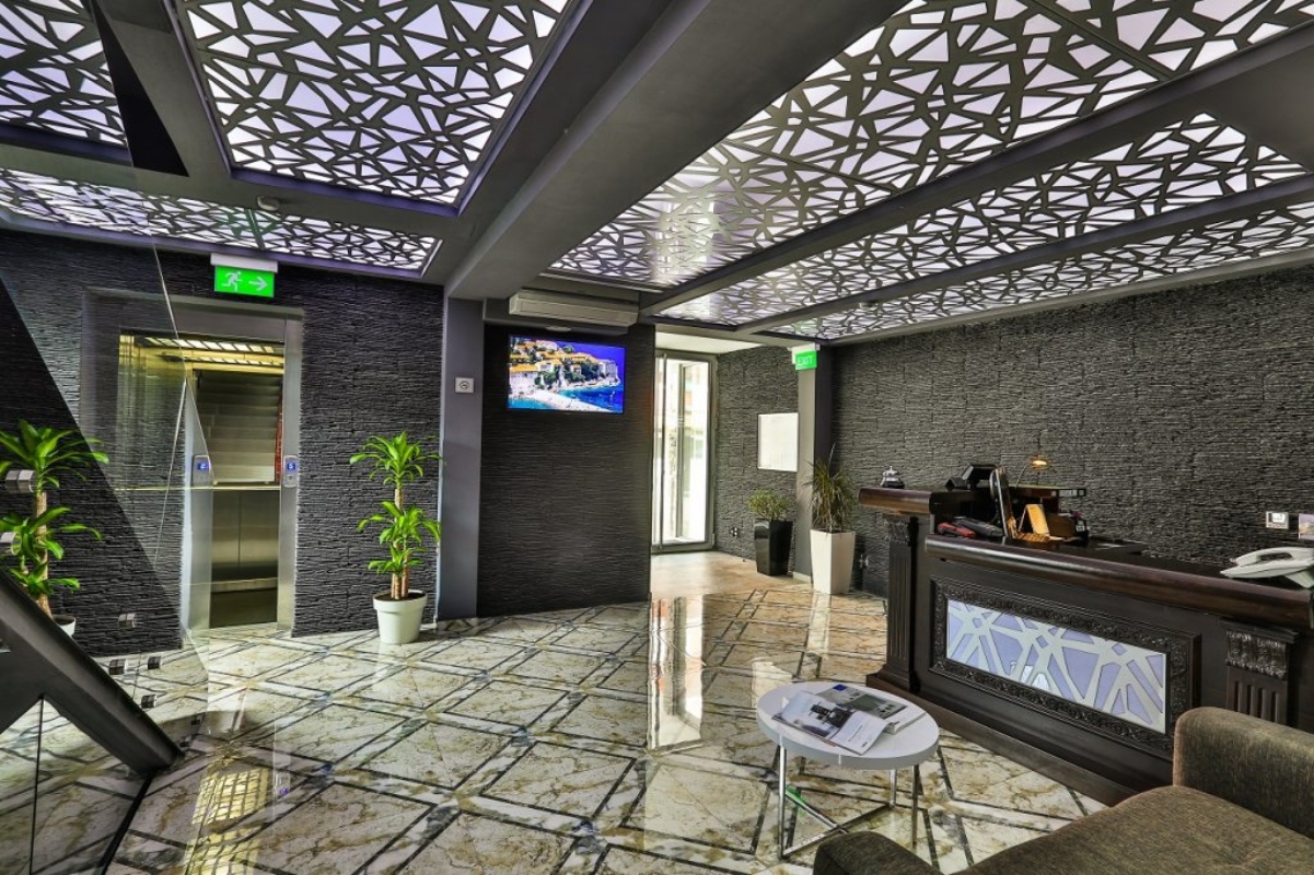 Premier hotel recepcija.jpg
