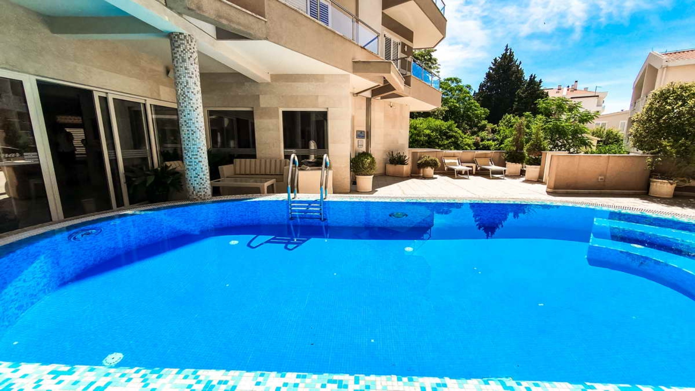 Hotel Del Mar bazen.jpg