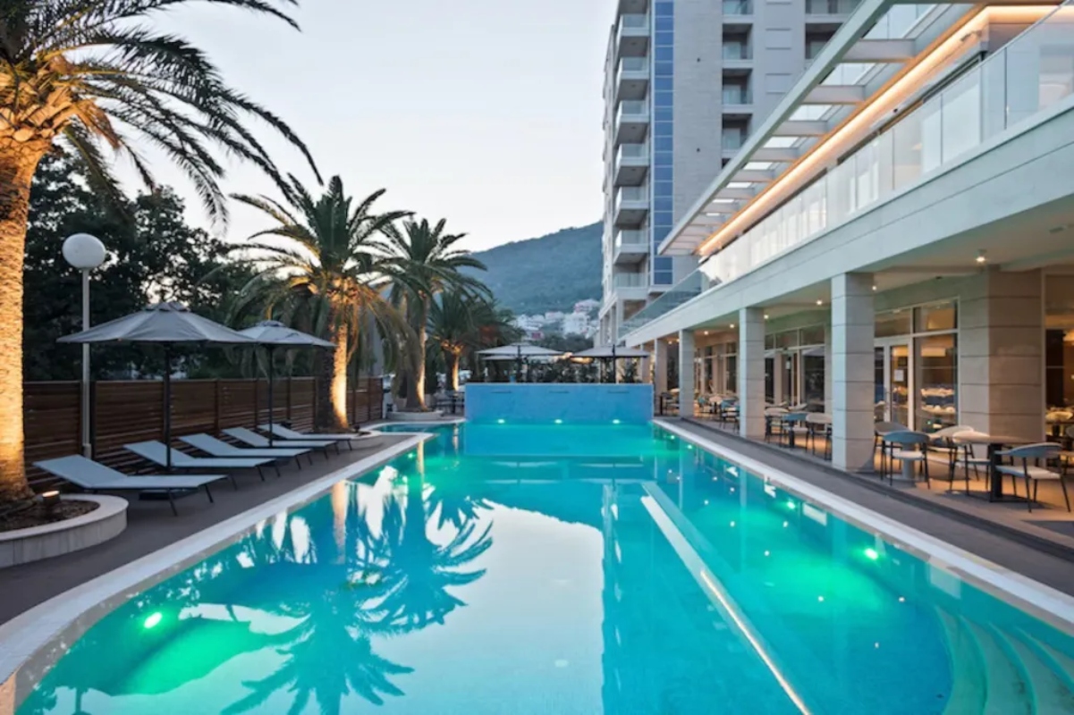 Hotel Ami Budva bazen hotela.jpg