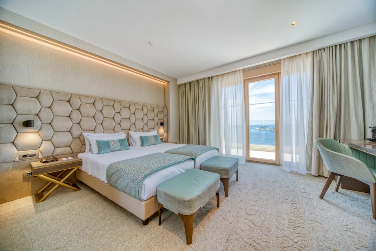 Hotel Ami Budva deluxe soba.jpg