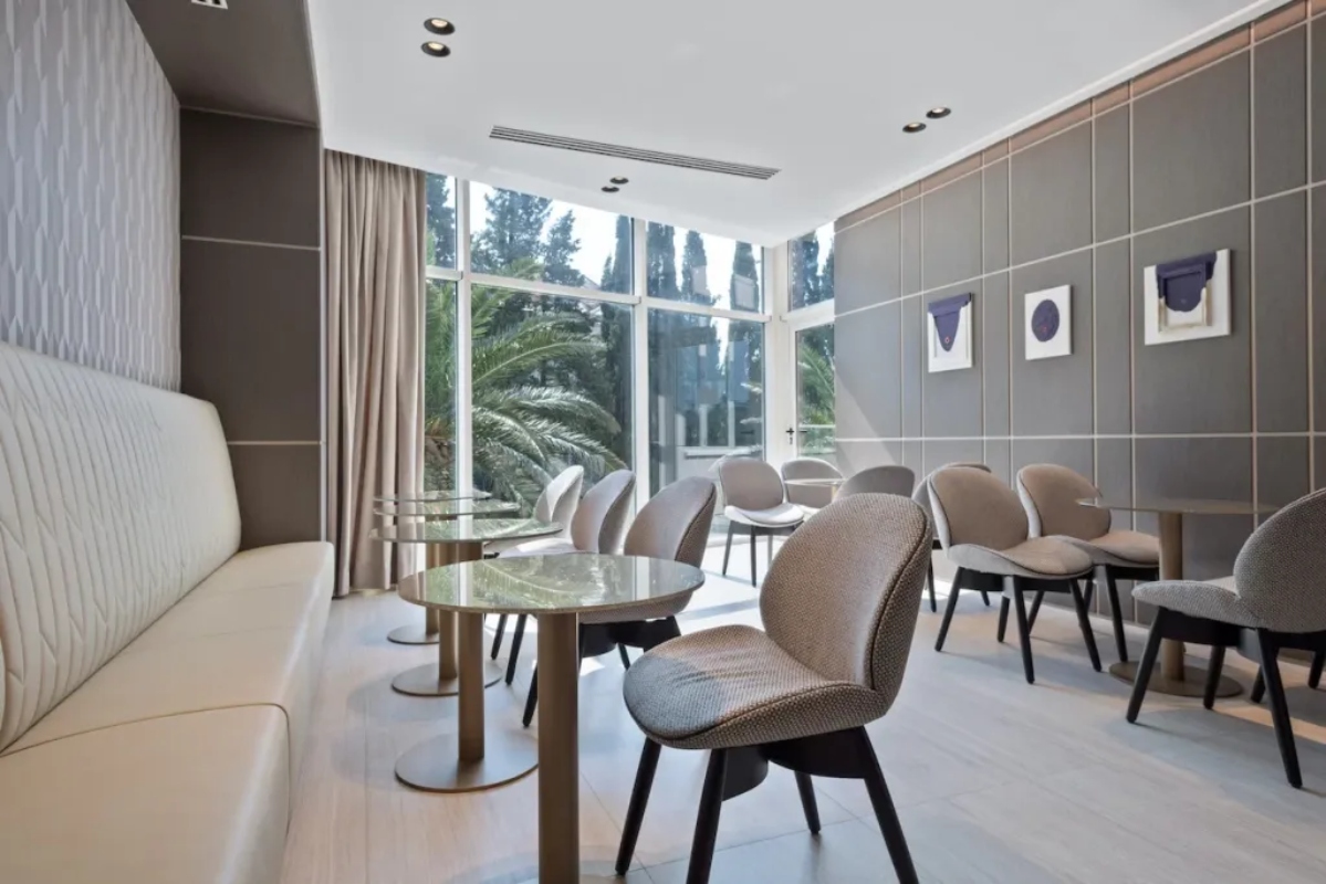 Hotel Ami Budva lobi bar.jpg