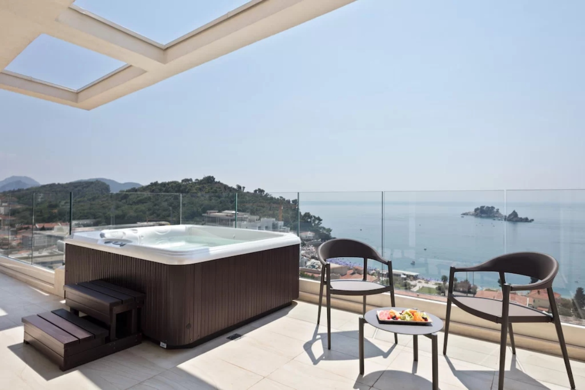 Hotel Ami Budva master apartman sa đakuzijem.jpg