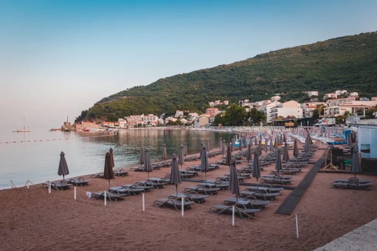 Hotel Ami Budva plaža.jpg